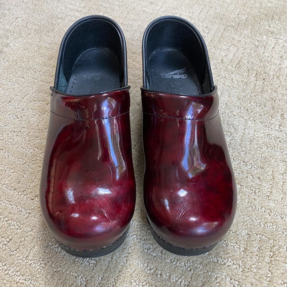 Dansko Prof Garnet Red Marble Patent Leather Clogs #506220202 Women Sz 8.5-9/39